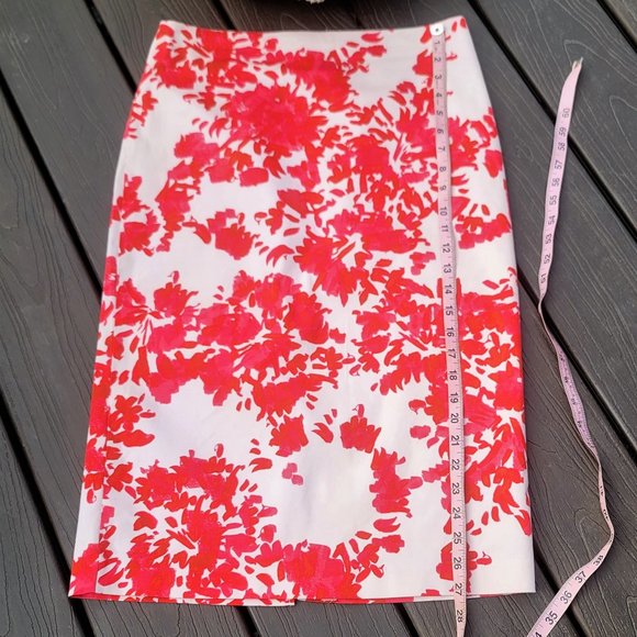 7th Avenue suiting collection Floral Skirt. Size 8,  EUC.  New York & Company - Picture 4 of 6